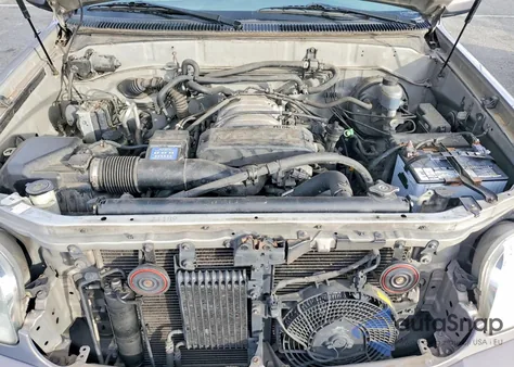 2002 Toyota Sequoia Limited z USA, uszkodzony, nr VIN 5TDBT48AX2S107805